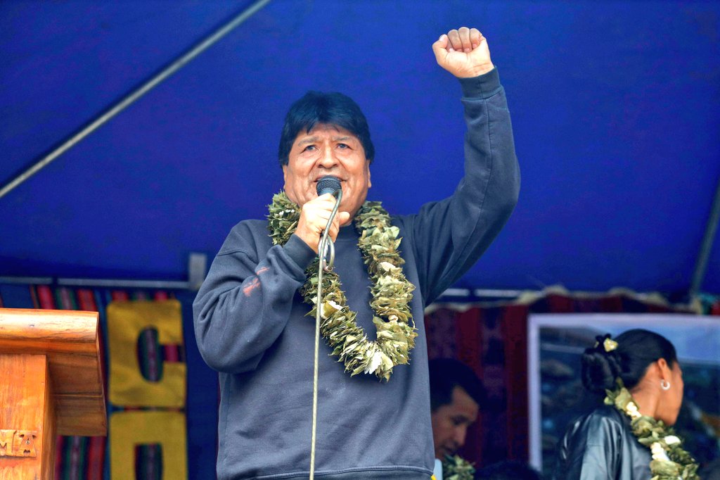 evoespueblo's tweet photo. Tenemos un plan económico soberano y realista para salir de la crisis: 

1.Garantizaremos Gasolina y diésel en dos meses para todo el país. Modificaremos el modo de compra actual reduciendo el precio y obtendremos líneas de crédito directamente de los países productores.

2.Revisión estructural de la política de subsidio de los combustibles con fuertes apoyos sociales para la población más vulnerable.

3.Lanzaremos un Programa de Austeridad Estatal para equilibrar el gasto público, estabilizar precios y el tipo de cambio.

4.Negociaremos con países socios estratégicos en Asia y Medio Oriente proyectos de inversión y préstamos. Presentaremos un paquete de proyectos vinculados a minería, litio, agroindustria, transición energética y fertilizantes. 

5.Debemos negociar mejores precios por la venta de nuestro gas en Brasil para aumentar nuestros ingresos en dólares. Asimismo liberar gas de las termoeléctricas a partir de políticas de energías renovables que la reemplacen para su exportación. 

6.Aumentar la producción de gas en campos maduros con nuevas tecnologías, con el objetivo de reactivarlos y lograr un aumento progresivo en las reservas a un costo relativamente bajo.

7.Impulsaremos la biotecnología, financiamiento agrícola y nuevos mercados para duplicar la productividad y exportaciones 
8.Inyectaremos más dólares al mercado interno para estabilizar la moneda.

9.Debemos inmediatamente retomar el proyecto del litio que fue paralizado para llegar a un 100% de la producción de nuestras plantas.

https://t.co/KVcJHhNNKI inversión publica nuevamente debe ser un mecanismo de dinamismo de la economía interna.

 Priorizando inversiones que tengan efectos multiplicadores se iniciará un proceso de recuperación de la capacidad de Bolivia para crecer, la misma que se ha perdido dramáticamente en los últimos cinco años.

Sin consenso social no se logrará implementar ninguna política económica. Asimismo volver al modelo neoliberal solo traerá consigo una mayor crisis. Los mejores años de nuestra historia económica en estos 200 años de vida como país fueron los 14 años que gobernamos, tenemos la seguridad de que resolveremos los problemas, sabemos como hacerlo.