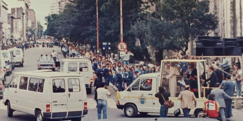 efemeridesARGE's tweet photo. Un #11deJunio como hoy:

Llega el Papa Juan Pablo II a la Argentina para llamar a la Paz:

Días atrás el 28 de mayo, el Papa había visitado Londres en Gran Bretaña...

https://t.co/oTsP22smAb #efemerides a través de @efemeridesARGE 

#papa #JuanPabloSegundo #argentina #efemerides https://t.co/8AcTOJ3lLw