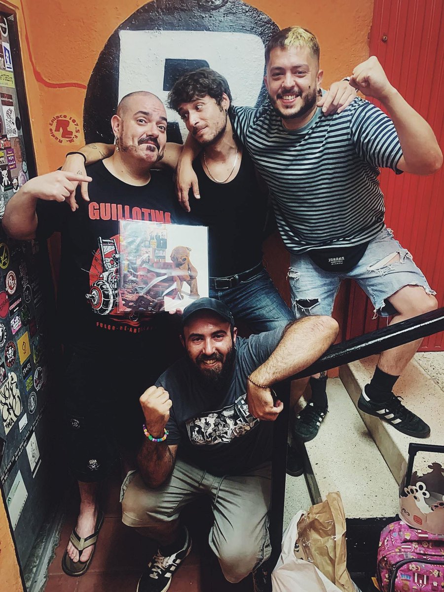 Hace ya mucho tiempo que estos mozos tan golfos como apuestos son familia: mil y una aventuras juntos, dos discazos y un EP. Por muchas más visitas de Kamikazes al GarridoRock. 

#RadioEnlace #CiudadRadio #Rock #Punk #Metal #HeavyMetal #ska #FM #Entrevista #Programa #Radio #Hoy