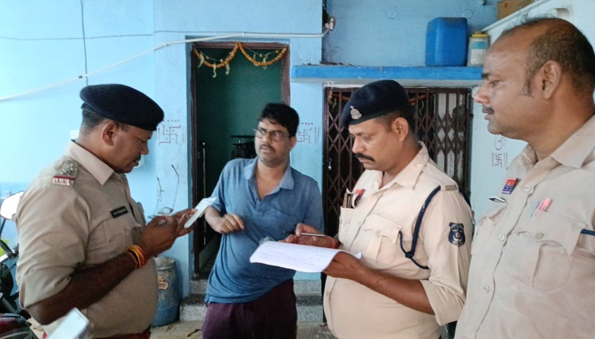 labheshghosh's tweet image. अवैध बांग्लादेशी-रोहिंग्या पर @PoliceDurg का शिकंजा!

सुबह 5 से 7 बजे तक विशेष अभियान, 263 लोगों की जांच, 35 संदिग्धों के लिए गए फिंगरप्रिंट

अवैध घुसपैठियों के दस्तावेजों की हो रही सख्त जांच

अभियान लगातार जारी

#DurgPolice #IllegalImmigrants #Chhattisgarh #Rohingya #Bangladeshi