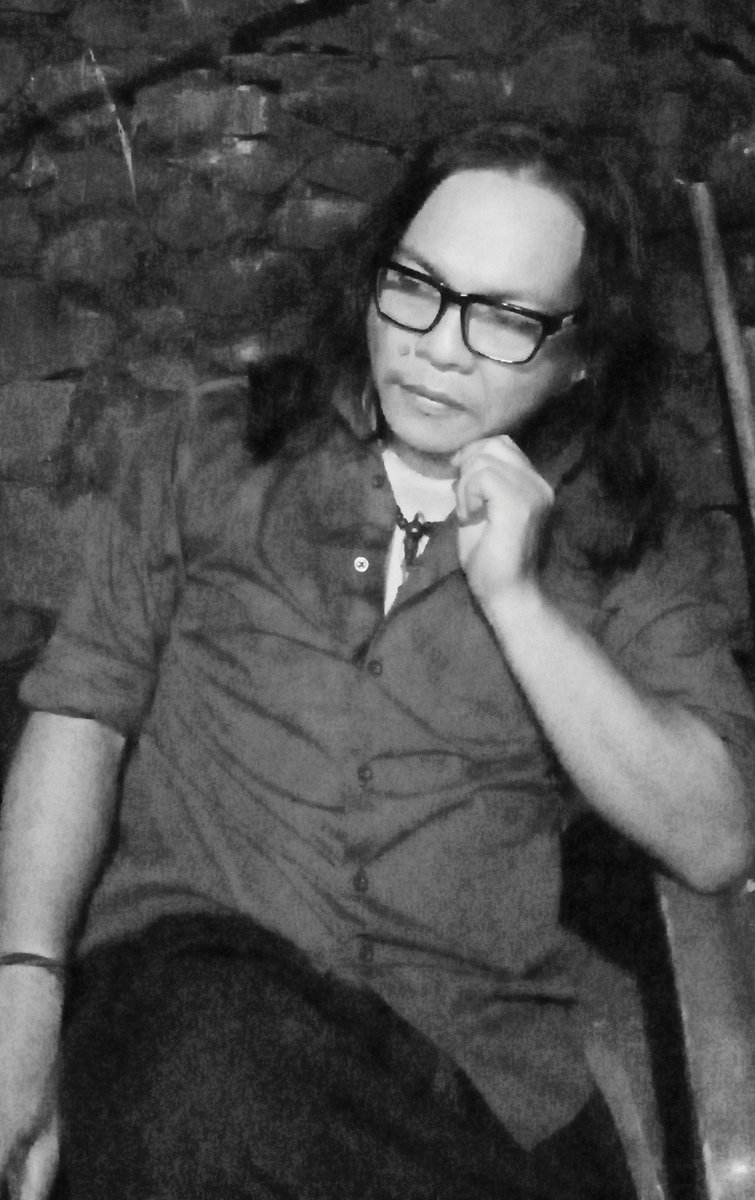 Menyulam bintang di tepi malam
Melukis wajah di langit hitam
Terdengar untaian kata menggema
Memukul jiwa ku menyadarkan diri dari mimpi.
Aq tak pantas untuk mu bidadari, sebab cinta cukup lah bersemayam di hati yg tersembunyi.