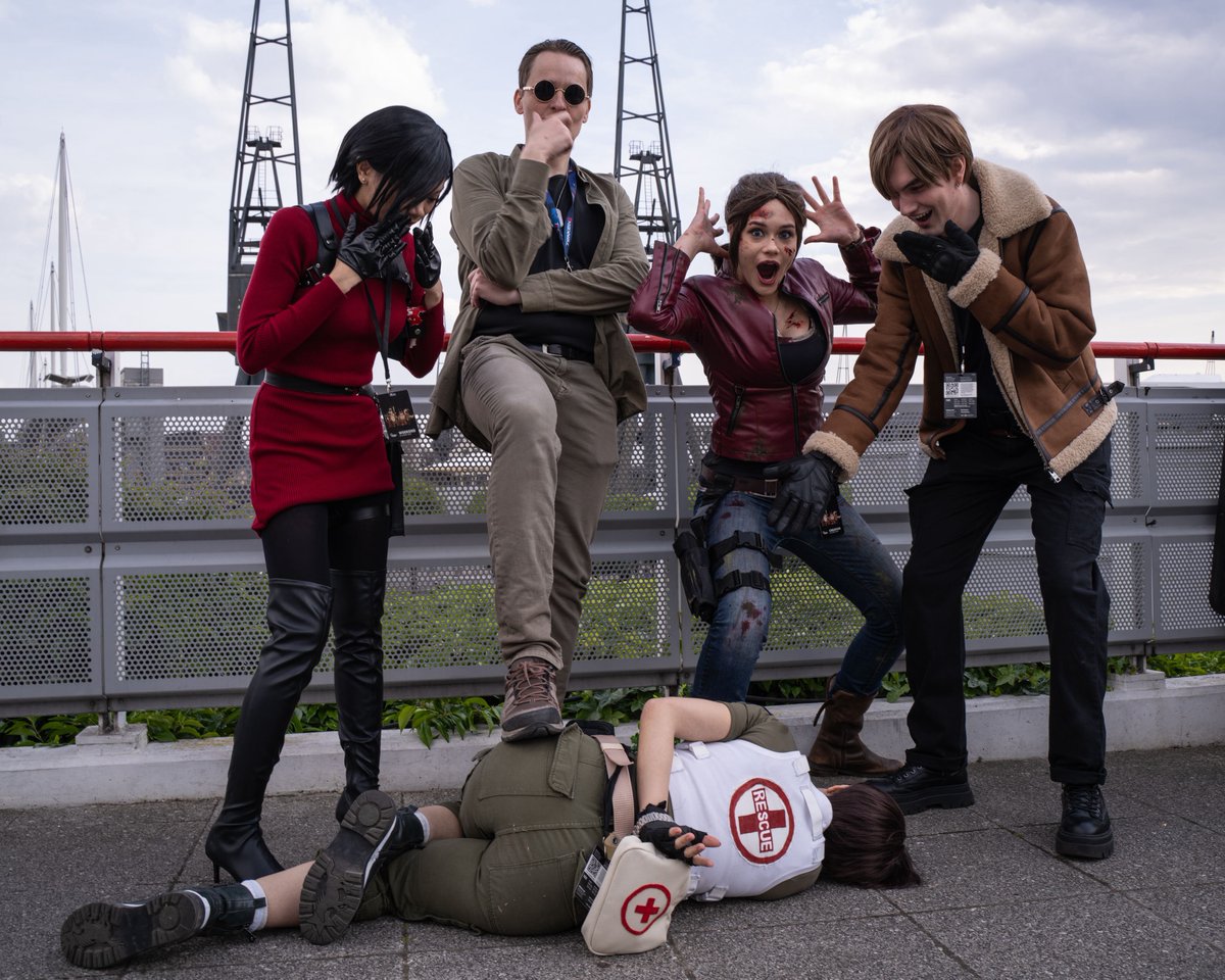 Bobecc die 😔

GOT THIS AMAZING PICTURE FROM MCM TAKEN BY @/matthewvandoorne FT MY FRIENDS HAAAA

Ada: <a href="/endearestx/">Endy 🐍🖤</a> 
Daniel: @/Lost_In_Nightmares_Cosplay
Claire: <a href="/foomothcosplays/">Foo</a> 
Leon: @/hanvissia 
Rebecca: me :D
#ResidentEvil #ResidentEvilCosplay #MCMLondon #REBHFun