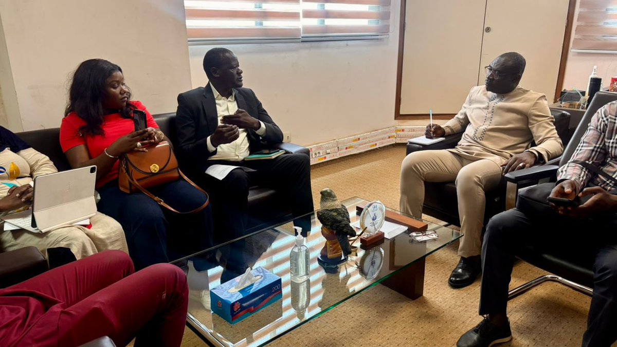 BiaguiSambou's tweet photo. 🏗️ La MPBT et l’ACBEP unissent leurs forces pour la construction de complexes médiatiques locaux modernes 🇸🇳. Une visite des locaux et un plan architectural ont scellé cette synergie stratégique, dans le respect des normes environnementales. #Média #Sénégal #ACBEP @SonkoOfficiel https://t.co/R6UbIHi763