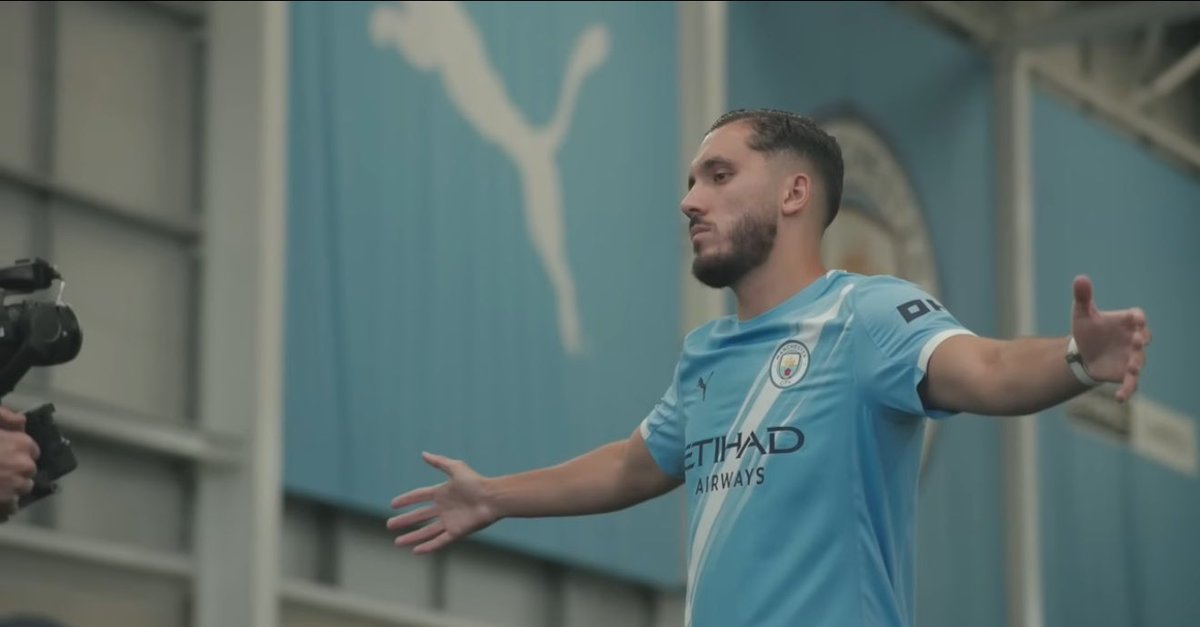 هل انتَ مُتحمس للعب في كأس العالم للاندية وهل هذا كان السبب لجعلك تضغط لتتم الصفقة بسرعة وما هية تطلعاتك ؟ 

🚨ريان شرقي : 

سنذهبُ الى امريكا من اجلِ الفوز .. احد اسباب ضغطي على الصفقة لتتم بسرعة هو هذهِ البطولة نريد ان نعود من هناك ومعنا كأسُ البطولة 💙