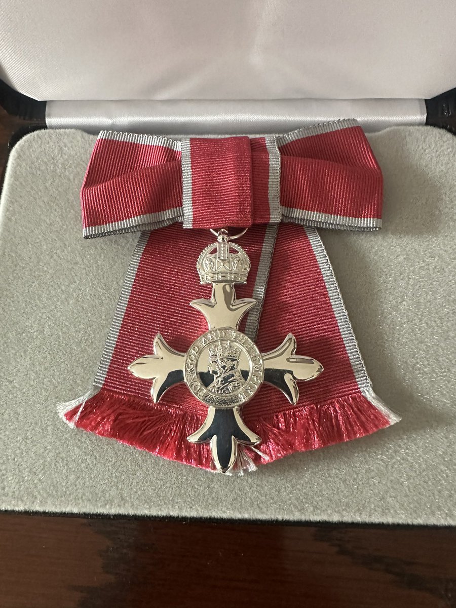 DawnAstle9's tweet image. My family and I had the most wonderful time at Windsor Castle today for my #MBE Investiture.
From driving down The Long Walk, walking through the marvellous rooms within the castle, meeting really friendly staff who literally couldn’t do enough for you right through to to being…
