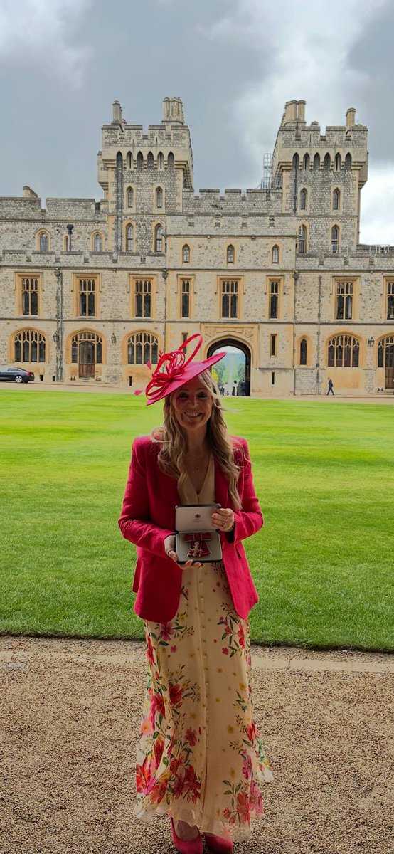 DawnAstle9's tweet image. My family and I had the most wonderful time at Windsor Castle today for my #MBE Investiture.
From driving down The Long Walk, walking through the marvellous rooms within the castle, meeting really friendly staff who literally couldn’t do enough for you right through to to being…