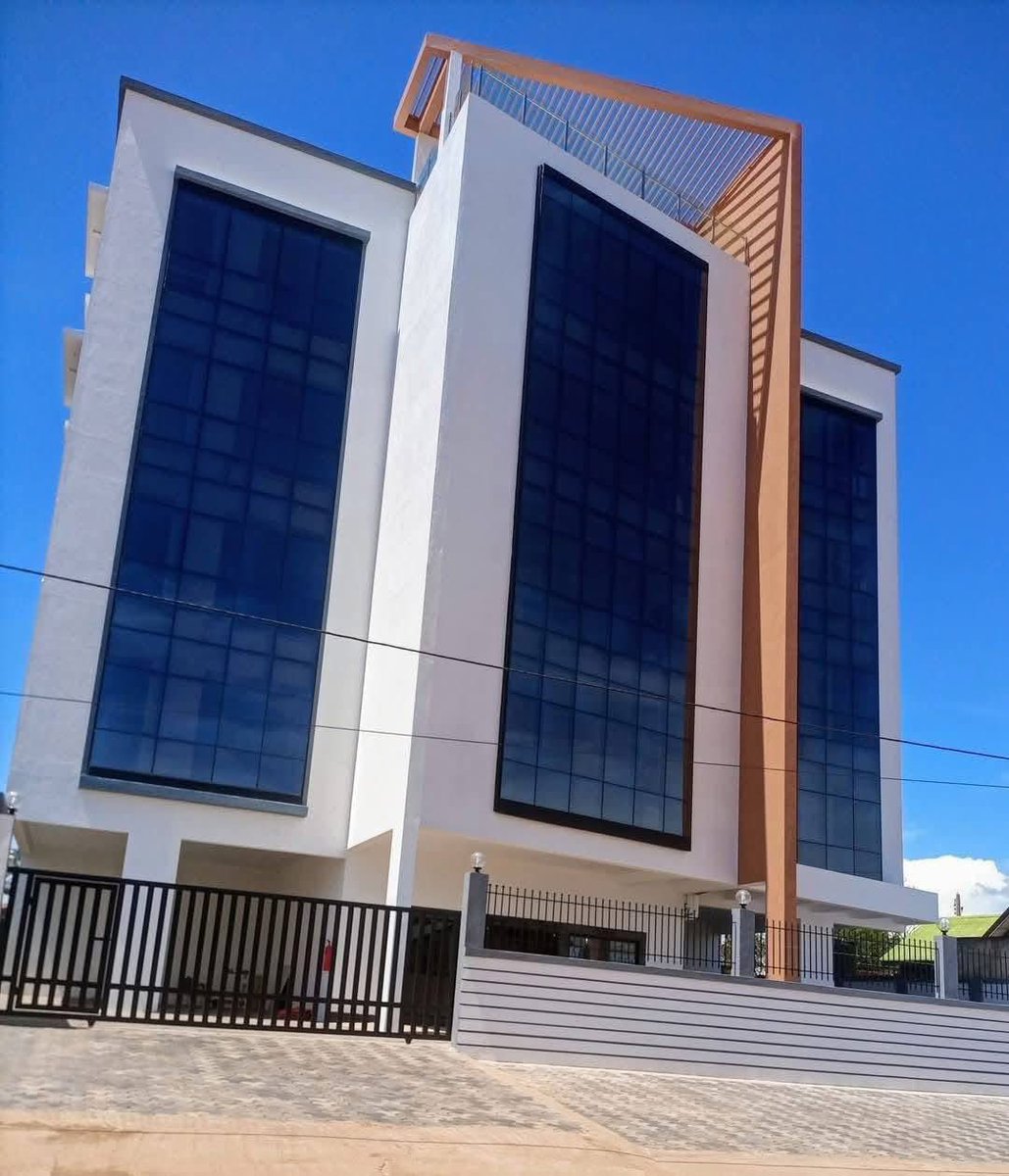 #RDC:Bâtiment de la Direction des recettes du Lualaba 

Construit par la Gouverneure <a href="/FifiMasukaSaini/">Fifi Masuka</a> 💪