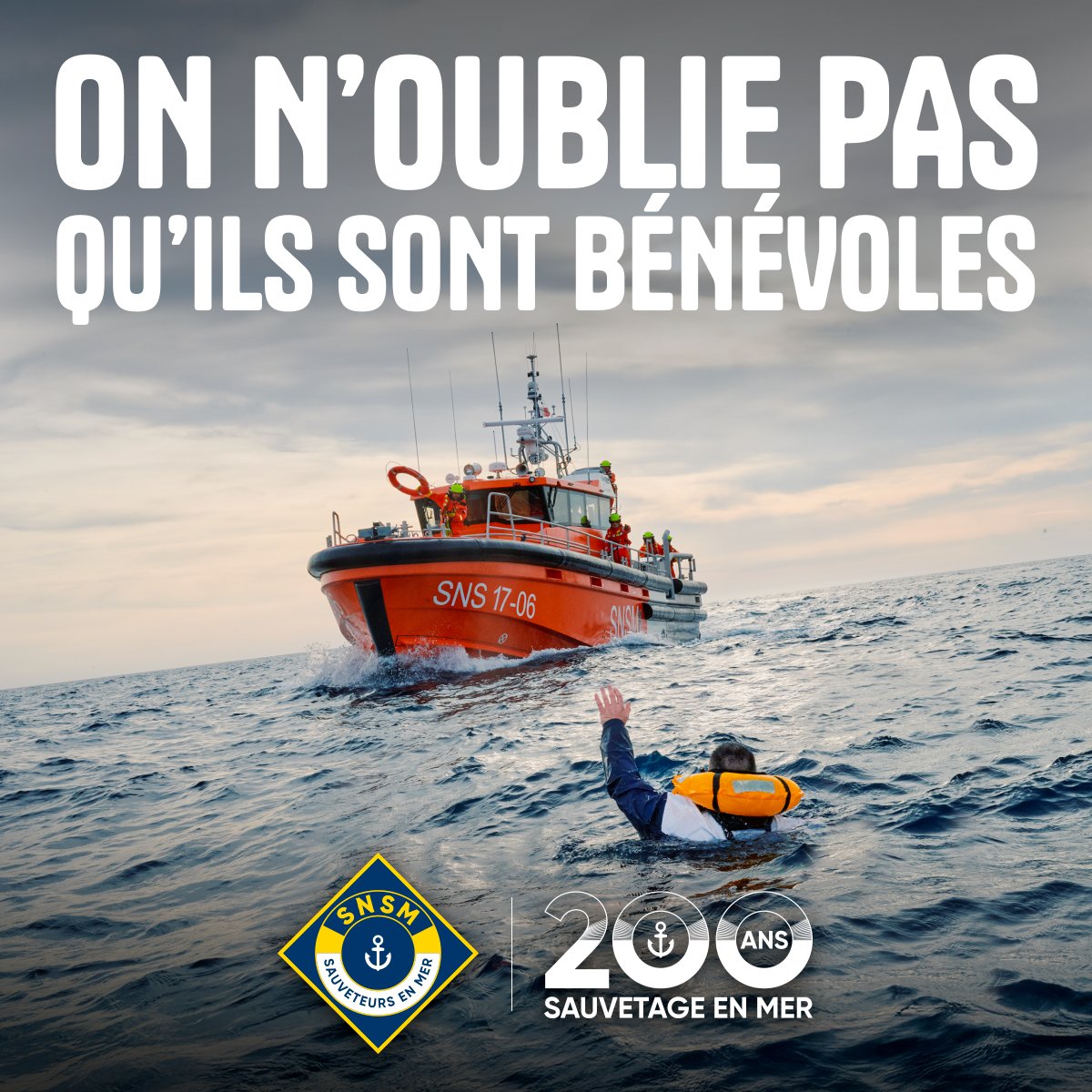 SauveteursenMer's tweet image. Cette année, nous célébrons les 200 ans du sauvetage en mer en France 🎉 200 ans de vies sauvées, de bénévolat, de courage et de #solidarité, ça ne s'oublie pas… ⚓ Découvrez notre nouvelle campagne 🙌 Les #SauveteursenMer #SNSM ont besoin de vous 🧡 bit.ly/3TkZ2zm