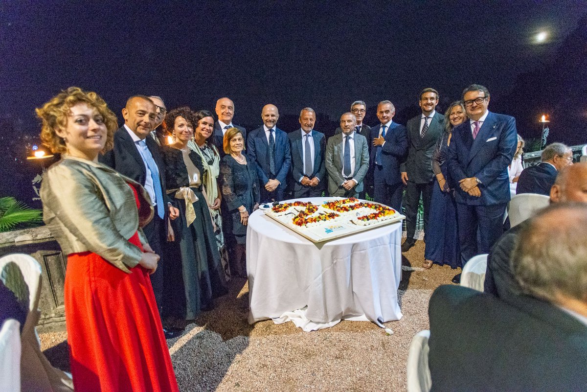 Ieri sera abbiamo celebrato i 25 anni 🎂di <a href="/fcn_onlus/">Fondazione Comunità Novarese ef</a>  con una Charity Dinner a cui hanno partecipato tante persone che, in questi anni, hanno intrecciato relazioni positive con il nostro ente.
Un primo, enorme, grazie di 💙.
#FCN25CharityDinner #fondazionenovarese