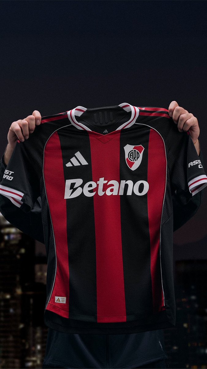 daniderp's tweet image. 200 mil pesos sale la de jugador, habrá que pedir un crédito en mercado pago che que se le va a ser