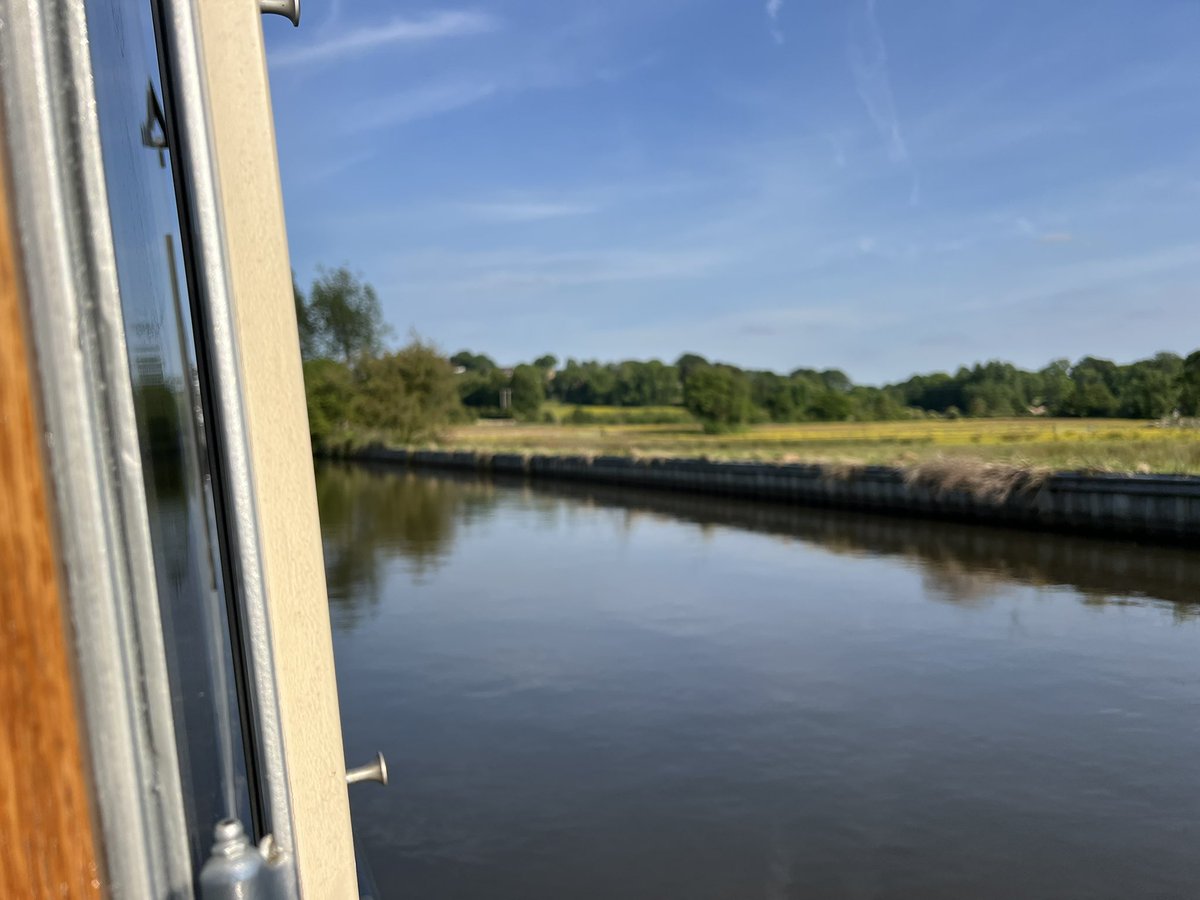 Tonight’s mooring - views from the hatch. This will do nicely. 
#SilverFox
#boatsthattweet 
#LifesBetterByWater