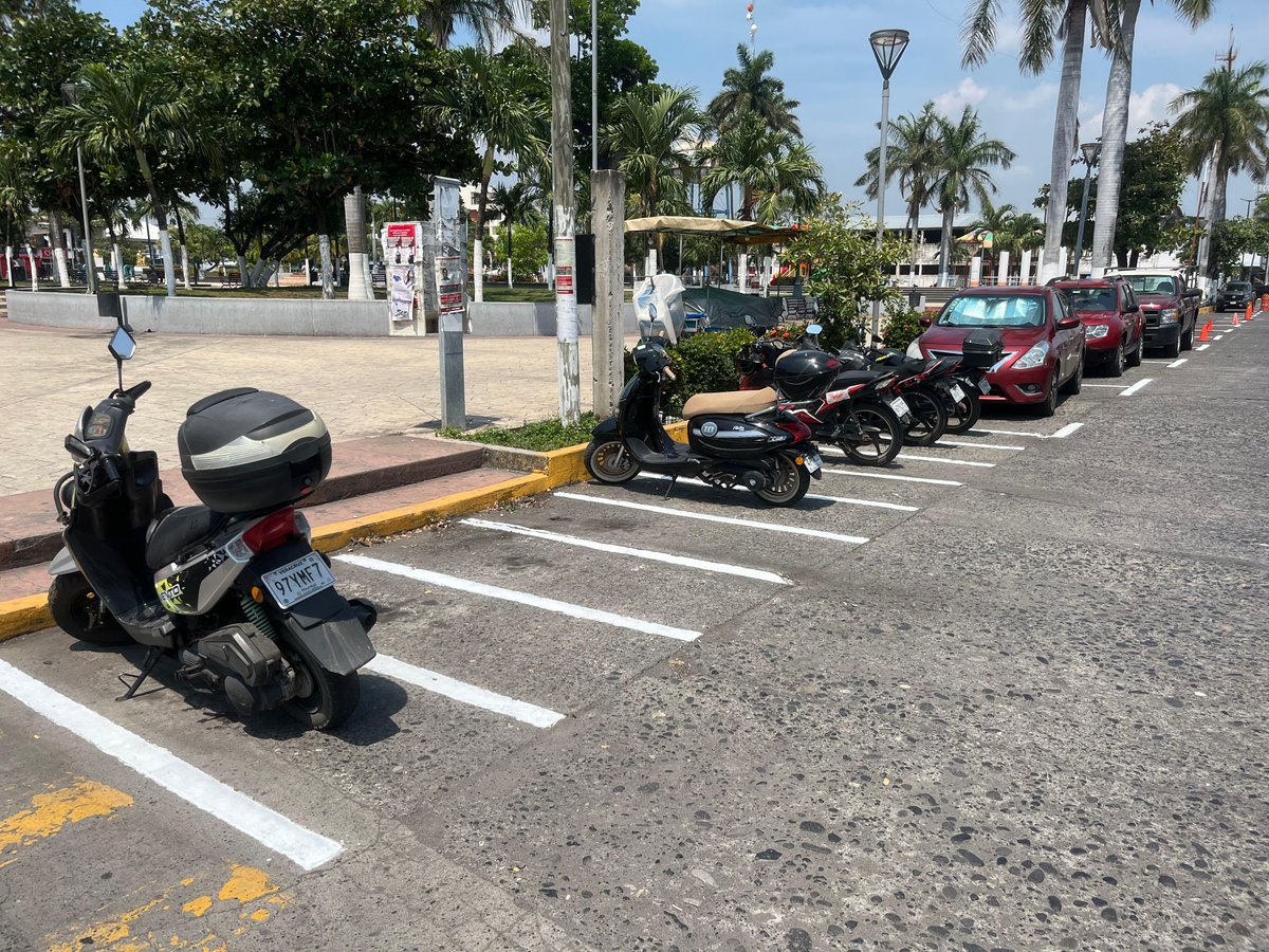 ¡Buenos días!🌞📣 Promoviendo el orden y la seguridad vial, el personal de Tránsito realizó trabajos de balizamiento en la zona Centro de #Cardel pintando cajones para estacionamiento de automóviles 🚗 y motocicletas 🏍️ y la delimitación de parada de 🚍 autobuses.