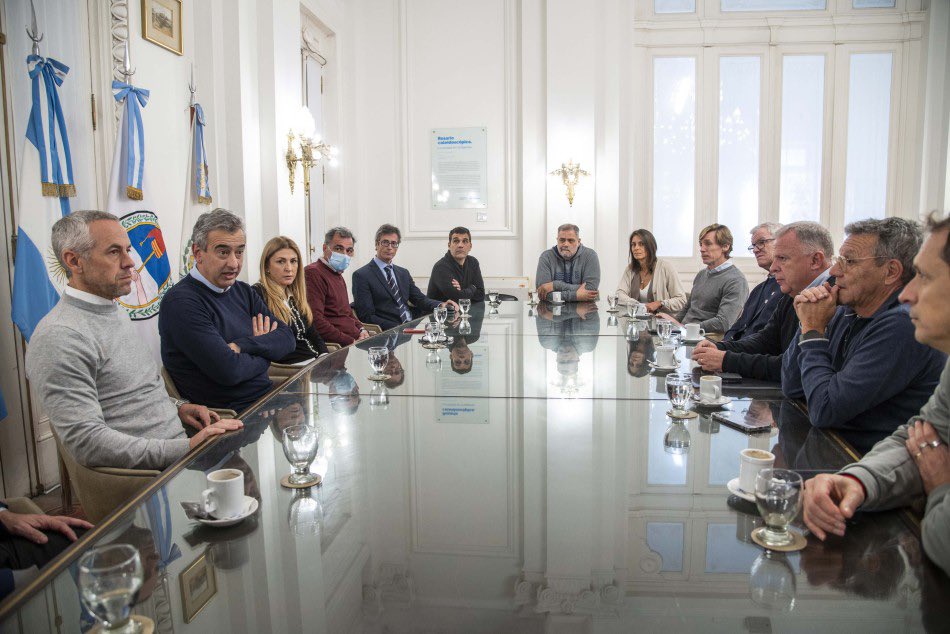 rosariojadar's tweet photo. La Municipalidad de Rosario reconoció a los clubes locales que serán parte de los JADAR 2025 🇦🇷🔥

🏅 El intendente Pablo Javkin encabezó el acto en donde se distinguió a ocho instituciones de la ciudad que serán sedes deportivas del evento multideportivo más importante del país. https://t.co/Uh0Mhv6dso
