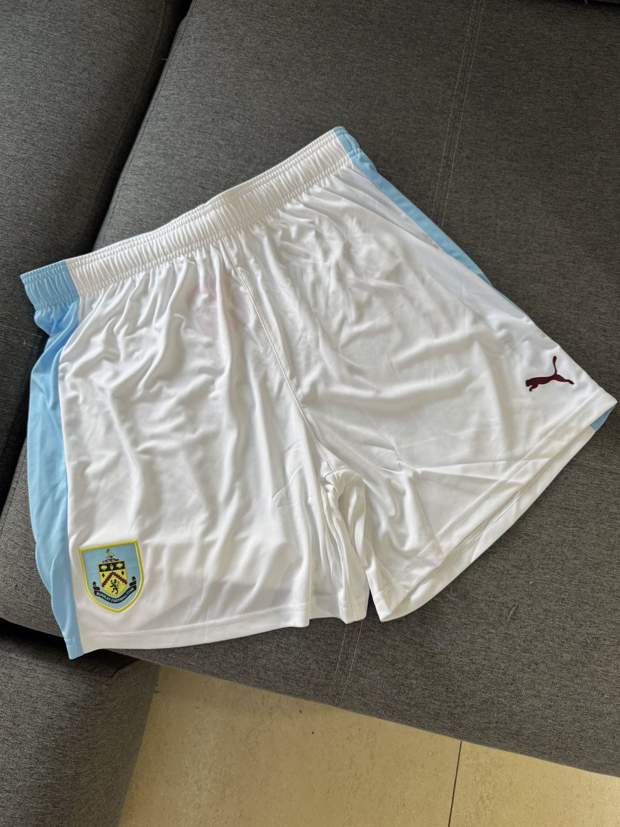 Compra realizada al 14/03, llegada al país 24/04 y entregado en domicilio 4/06! Short gk napoli, short burnley y buzo de Newcastle! Parecía blanco en la página, es un gris clarito! Pero sorprendido con su calidad! Como siempre agradecido al rey <a href="/GorrasCavs/">Gorras CAVS</a>