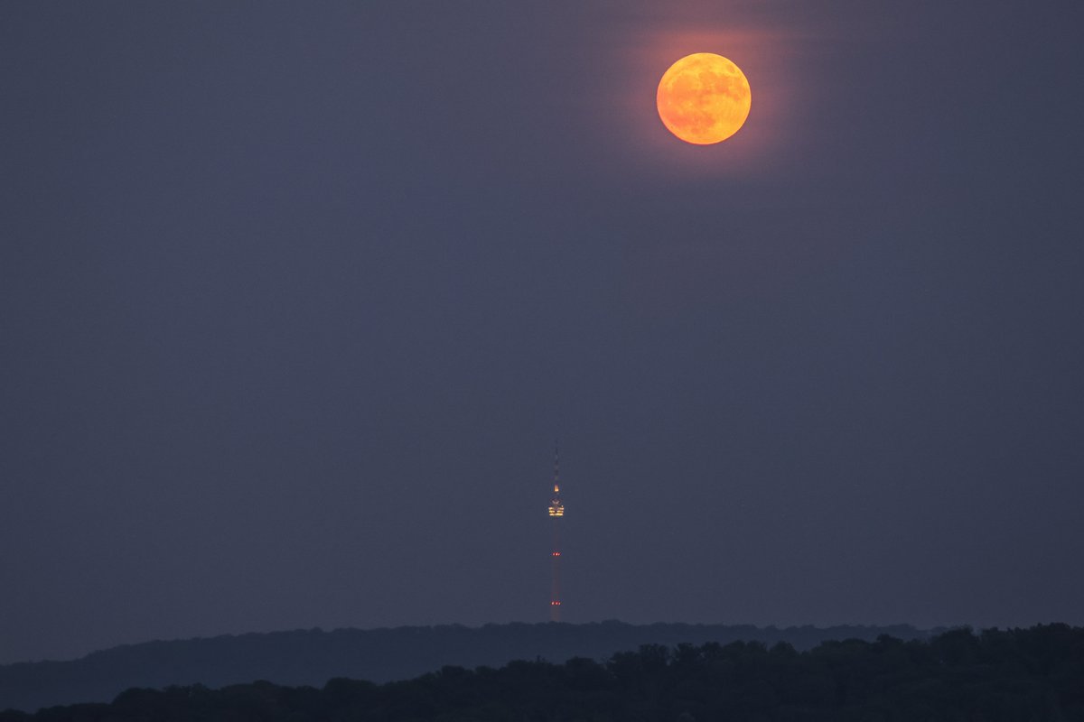 Tolles Foto des Erdbeermondes über dem Stuttgarter Fernsehturm. Danke Gerhard B. für das Foto. 
Heute Abend bzw. Nacht sind die Chancen überall gut den Junivollmond zu sehen:
kachelmannwetter.com/de/sat/deutsch… /LD