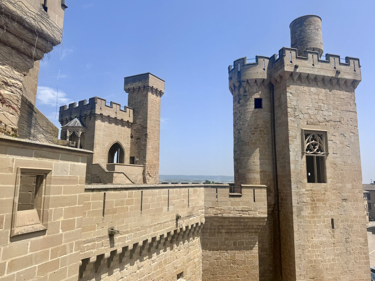 The dry corner of
Naveress then the impressive Olit castle