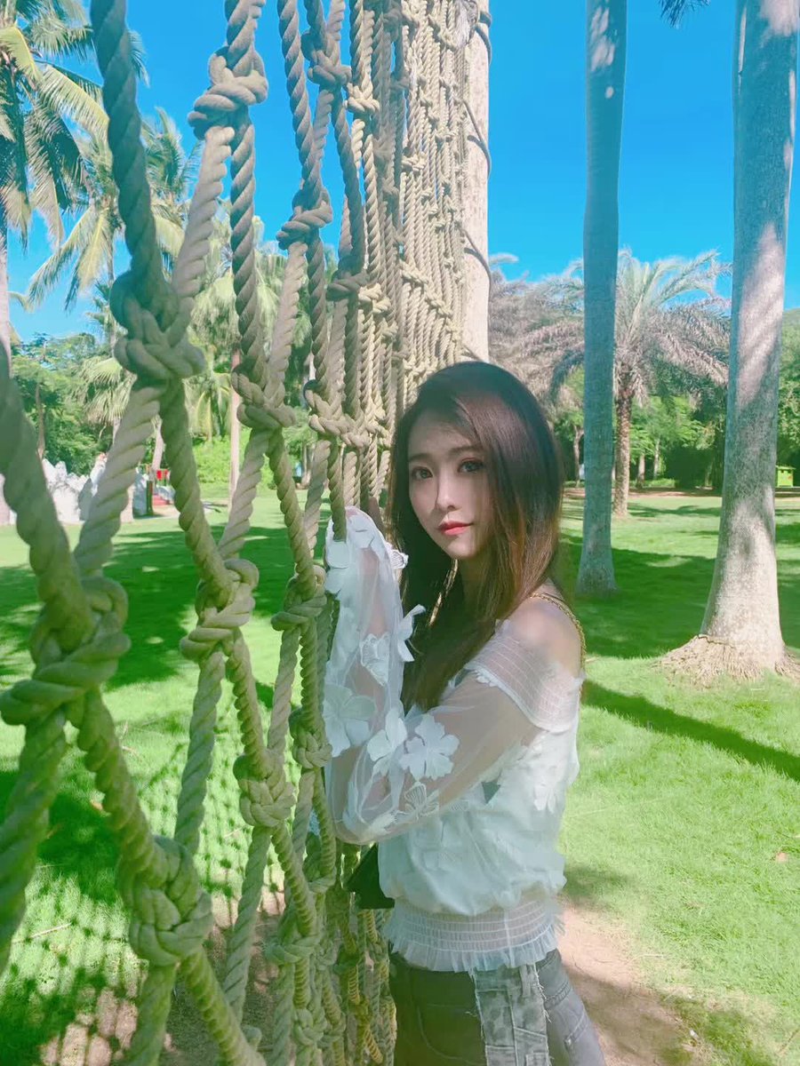 Princessduuu's tweet photo. Be my 🐶 #女神 #白富美 #高学历 #女权 #合照 #上供 #女性崇拜 https://t.co/MpCLAC7P1u