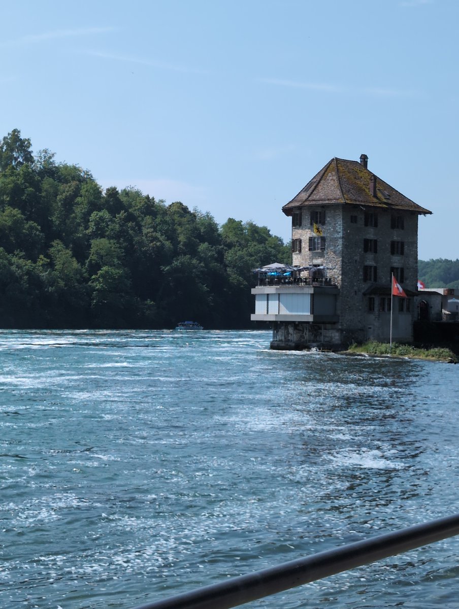 The little Wörth Castle at the Rhine Falls is also a beautiful sight. But I urgently warn against traveling to Switzerland because the EDA doesn’t. It’s more dangerous here than, for example, in Armenia.

#Switzerland #Neuhausen #RhineFalls #Rhine #ClimateChange is a #Psyop
