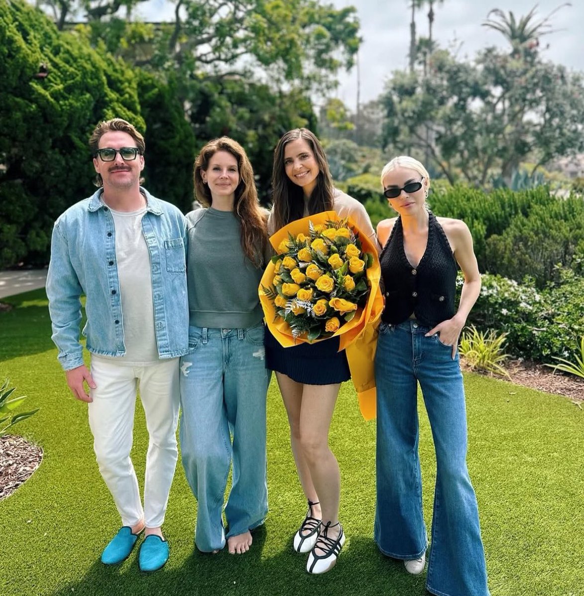 lanadelreybuzz's tweet image. Lana Del Rey recently with friends, living life care-free, with no official album name, release date, or tracklist.