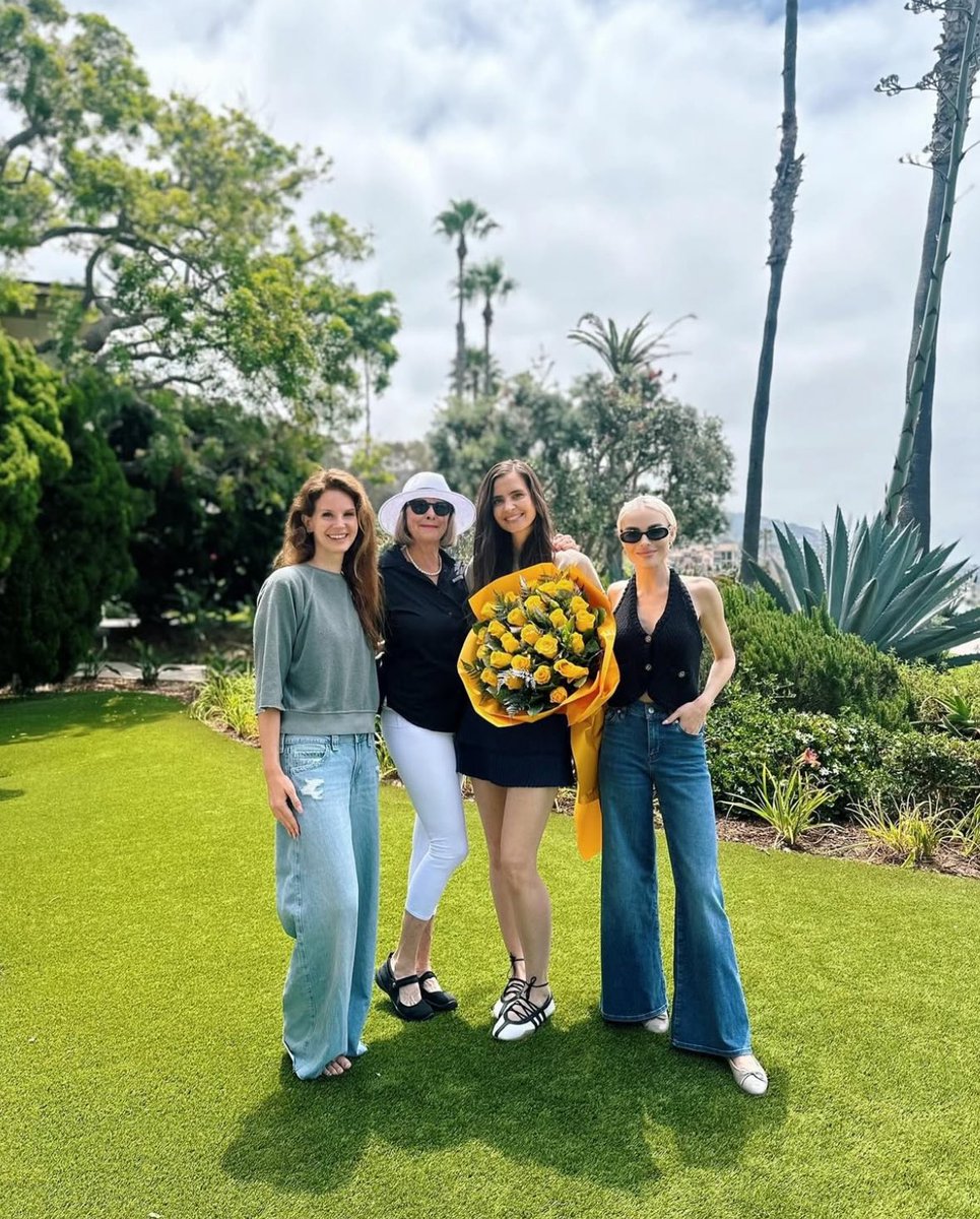 lanadelreybuzz's tweet image. Lana Del Rey recently with friends, living life care-free, with no official album name, release date, or tracklist.