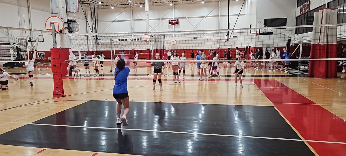 Gotta love when former players like Leah &amp; Martina give back to the program as Summer Camp counselors.💙🤍