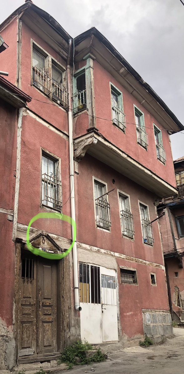ilyasGkhan1's tweet image. At kutsal bir hayvan sayıldığı için nalı da uğurlu sayılırdı. Asırlık bir konak kapısı #İstiklal #Mah. #Ankara