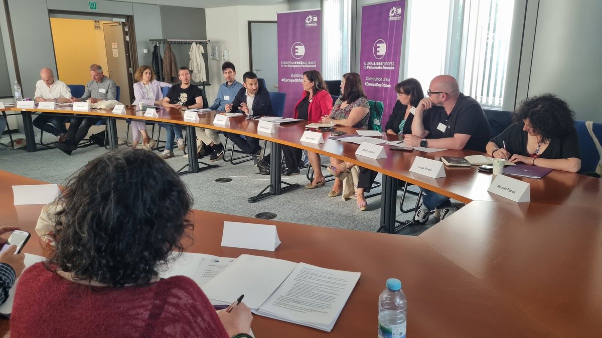 BNG_ParlEuropa's tweet photo. 📢 Na xornada sobre o acceso á vivenda, tras a intervención de Serafín Pazos, experto en fondos europeos, tomou a palabra @VicentMarza, vicepresidente da Comisión de Vivenda da Eurocámara https://t.co/C1pXpXKD3A