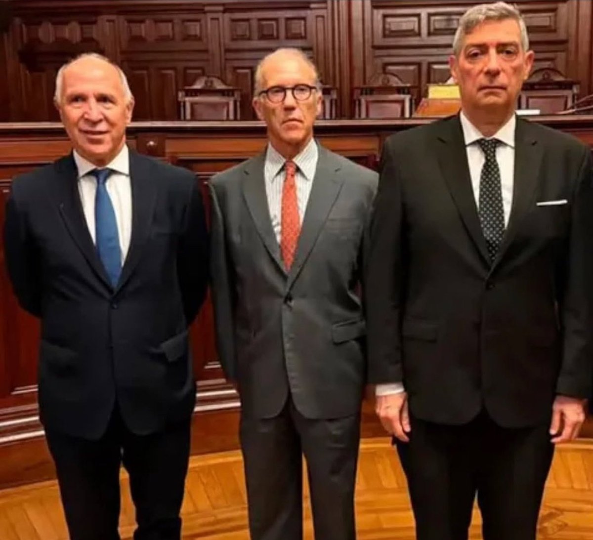 ÚLTIMO MOMENTO 🚨

Por cuestiones de seguridad, la Corte Suprema de Justicia se mudaría del Palacio de Tribunales hacia una quinta del conurbano.

"Estar en 'Los Abrojos' es una estricta medida de seguridad", dijo Rosenkrantz. "De paso quedamos a tiro del jefe", agregó.

#jueces