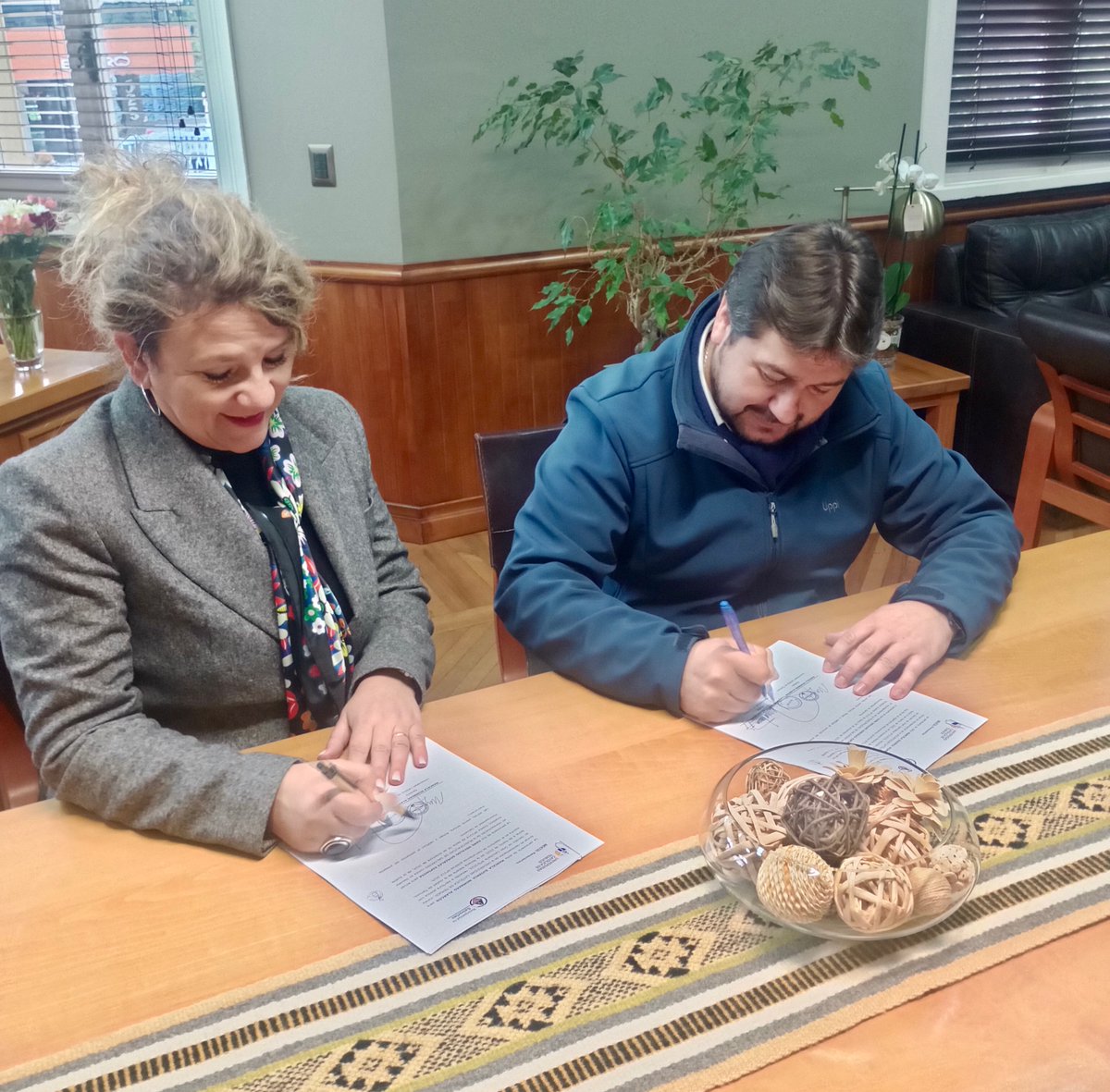 Rectora_UCT's tweet image. Fieles a nuestro compromiso con el territorio, recibimos la visita del Alcalde de Galvarino, Hans González, con quien generaremos acciones para que nuestros estudiantes sean un aporte al desarrollo de la comuna durante sus prácticas profesionales. #SomosUCT #SomosAraucanía