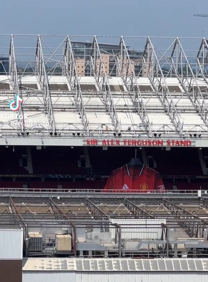 noah_utd's tweet photo. 🚨📸 - Manchester United’s 25/26 kit seen unveiled at OT today.🔴⚫️ 

#MUFC https://t.co/aVos0amjPo