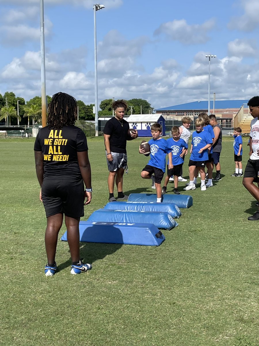 JustinMorris08's tweet image. Great youth camp. Going over the basics with future football players. @CountyTigers_fb ! This was different bitter sweet. My last summer camp as a Tiger💙💛