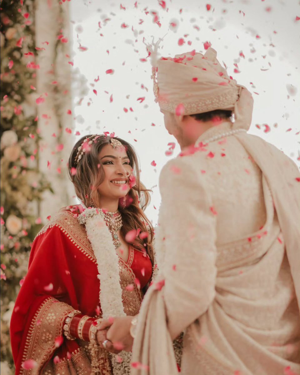 the_fab_app's tweet photo. #NischayMalhan, who is a popular YouTuber known as @TriggeredInsaan and brother of former Bigg Boss OTT contestant @AbhishekMalhan4, tied the knot with Ruchika Rathore in a simple wedding... ♥️
#AbhishekMalhan #FukraInsaan #triggerdinsaan #ruchikarathore #youtuber #triggeredarmy https://t.co/kmeFQorc5r