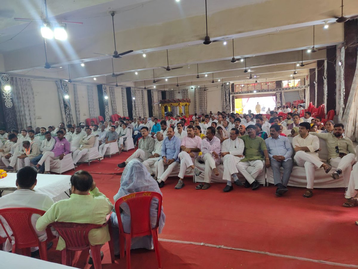 आज #संगठन_सृजन_अभियान के अंतर्गत #दतिया में केंद्रीय पर्यवेक्षक श्री हेमंत ओगले जी एवं श्री कमलेश्वर पटेल जी ने सभी कांग्रेसजनों के साथ संगठन को मजबूत करने के संदर्भ में संवाद किया।