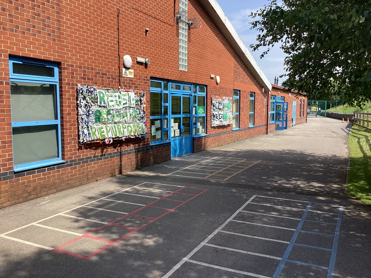 EcoGates's tweet image. What an impact our ‘eco-art’ has when you finally see it presented! Well done to all our staff, pupils and community for such an impactful piece, and hopefully the first of many. 500 plastic bags saved from landfill! ♻️🎨🖼️ #TheGatesEco @TheGatesPrimary @mywesthoughton