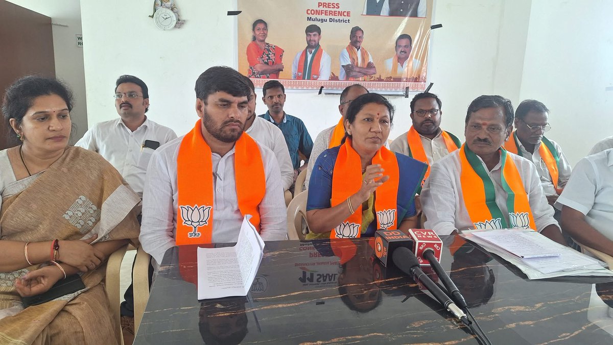 RaoPadmaBJP's tweet photo. #AdminPost 

- ప్రధాన మంత్రి శ్రీ నరేంద్ర మోడీ గారి పాలన అమృత కాలం.

- 2047 సంవత్సరం వరకు ప్రపంచ నెంబర్ వన్ గా భారత దేశం.

- సబ్ కా సాథ్, సబ్ కా వికాస్, సబ్ కా విశ్వాస్, సబ్ కా ప్రయాస్ లక్ష్యంతో వికసిత  భారత దేశం నిర్మాణం కొరకు నడుస్తున్న అమృత కాలం.

- బుధవారం ములుగు జిల్లా కేంద్రంలో బిజెపి ములుగు జిల్లా అధ్యక్షులు శ్రీ బలరాం గారి ఆధ్వర్యంలో బీజేపీ, ప్రధాన మంత్రి శ్రీ నరేంద్ర మోదీ గారి 11 ఏళ్ళ పాలన "వికసిత్ భారత్ కా అమృత్ కాల్" ప్రదర్శనశాల కు మరియు మీడియా సమావేశంలో ముఖ్య అతిథిగా హాజరై మాట్లాడిన బిజెపి హనుమకొండ జిల్లా మాజీ అధ్యక్షురాలు శ్రీమతి రావు పద్మ రెడ్డి.

- సమావేశంలో పాల్గొన్న బిజెపి ఎస్టీ మోర్చ రాష్ట్ర అధ్యక్షులు కళ్యాణ్ నాయక్, ములుగు జిల్లాకి చెందిన బిజెపి రాష్ట్ర జిల్లా నేతలు భాస్కర్ రెడ్డి, కృష్ణవేణి నాయక్, రాజు నాయక్, స్వరూప, నరేష్, సురేందర్, తదితరులు పాల్గొన్నారు.

@BJP4India @BJP4Telangana