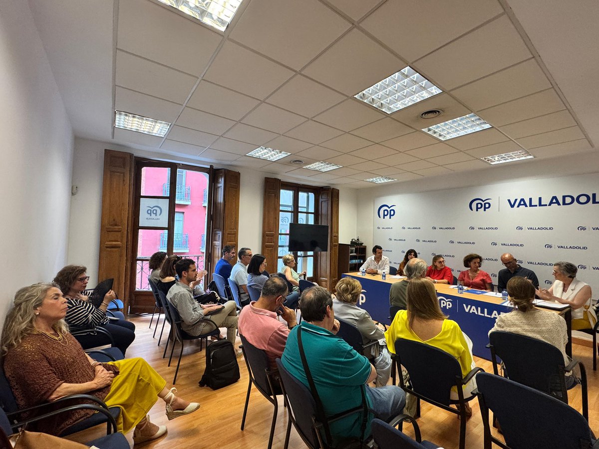 En la Comisión de Servicios Sociales de hoy hemos abordado los retos de la salud mental.
👉 Protegerla
👉 Romper estigmas
👉 Compromiso de toda la sociedad
Cuidar la salud mental es una responsabilidad de todos

 <a href="/copcyl/">COPCYL</a> @davidcortejoso <a href="/asopuente/">El Puente Salud Mental Valladolid</a> <a href="/fintras/">Fundación INTRAS</a>