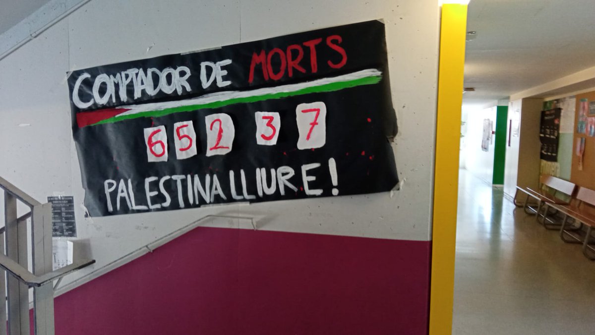 Ins4Cantons's tweet photo. A l'Institut Quatre Cantons, el professorat s’hi ha sumat al juny de lluita educativa per Palestina 🇵🇸 📢
#DimartsAmbPalestina #AturemElGenocidi #Ins4Cantons https://t.co/cV5GyArv7e