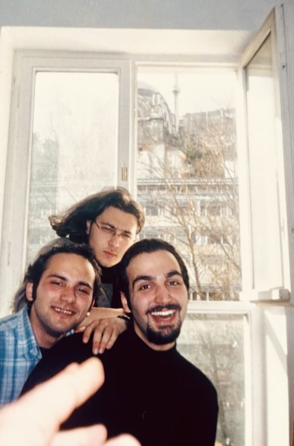 Mimar Sinan Güzel Sanatlar Üniversitesi’nde çekilen bu mutlu fotoğrafımız 2001 tarihlidir.

Gençliğimizin ilk günlerinden beri, dile kolay tam 25 senedir aynı idealleri paylaştığımız, aynı yolda yürüdüğümüz, candan yakın kardeşim Emrah’ın bugün doğum günü!

Adalet arayışımız da