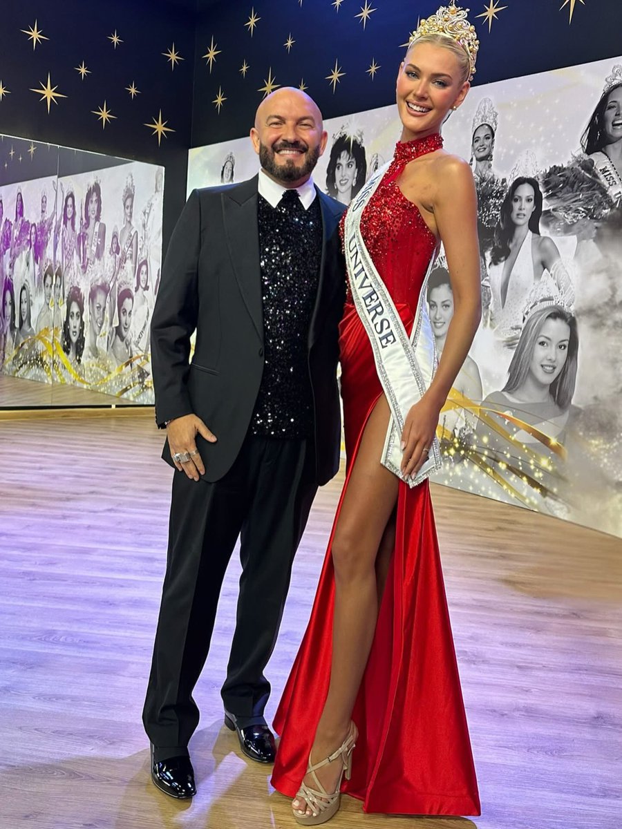 Revista Brújula (@proyectobrujula) on Twitter photo 📸 👑 El diseñador de moda David Salomón presume su foto con la actual Miss Universo, a lo que dice:
Linda por fuera y más por dentro! 💖
Así eres <a href="/victoriaakjaer/">Victoria Kjær Theilvig</a> !!!
#missuniverse #missuniverselatina @telemundointl @telemundo @telemundorealities <a href="/davidsalomonr/">DAVID SALOMON</a> 📸 👑 El diseñador de moda David Salomón presume su foto con la actual Miss Universo, a lo que dice:
Linda por fuera y más por dentro! 💖
Así eres <a href="/victoriaakjaer/">Victoria Kjær Theilvig</a> !!!
#missuniverse #missuniverselatina @telemundointl @telemundo @telemundorealities <a href="/davidsalomonr/">DAVID SALOMON</a>