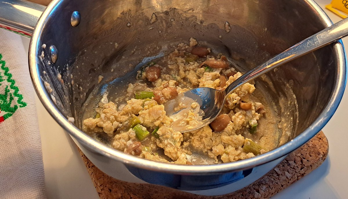 Cenar solito en casa está infravalorado. Un par de huevitos revueltos con cualquier sobrante, tortillita, con cuchara así como en pueblo, y sin plato, con la olla en la mesa 🤗. Y Mayer de fondo musical.