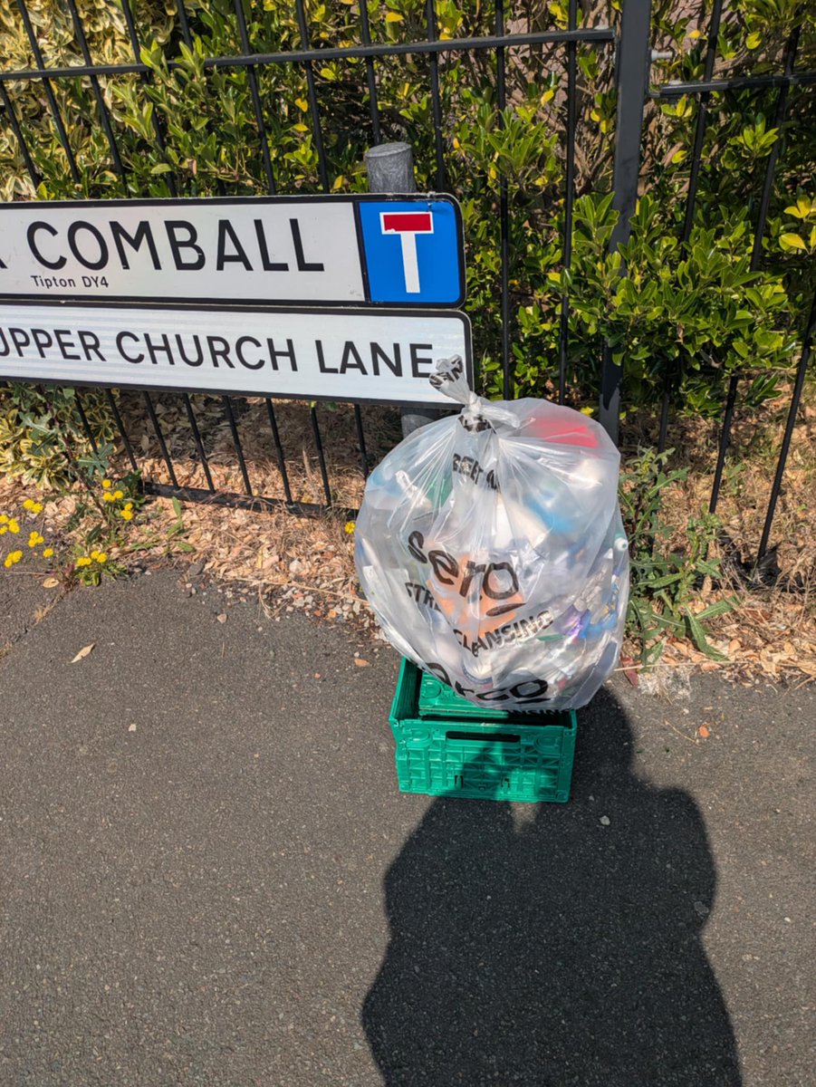 Litterwatch1's tweet image. Sun out, Nina &amp;amp; Harry off.  Ran to their adopted #Tipton street for a litter pick. Harry (nearly 4) said: "We're making our street super-duper shiny for everyone!" So proud! #TiptonPride #LitterPickers #MakingADifference #Sandwell