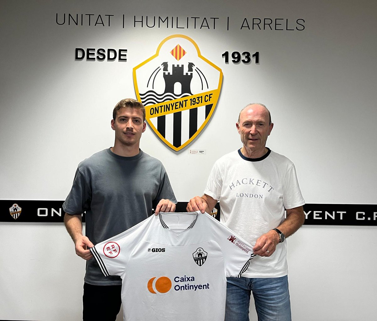 ⭐ <a href="/AlbertoOsoro/">Alberto Osoro</a> renova amb l'Ontinyent 1931 CF!

🤍🖤 El nostre capità continuarà una temporada més al Clariano, i ja seran 7! 

➡️ Jugador amb més partits de la història del club (168)!