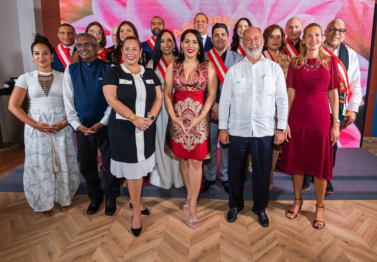 🤝💉 Estoy emocionada de ver a los nuevos "#EmbajadoresDeVida 2025" de la Fundación LASO asumir su compromiso con la donación de sangre. RD es campeón en muertes por accidentes de tráfico, muchas veces por falta de sangre. Donaciones salvan vidas. #EmbajadoresDeVida