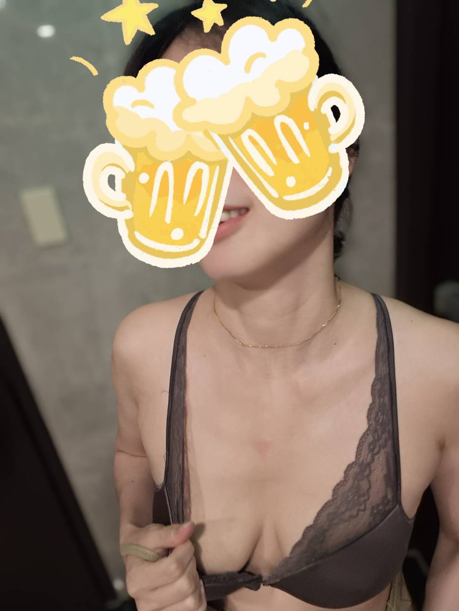 LittleCindy66's tweet photo. 今天下班後路過去朋友家拿個東西，朋友一直說我的打扮是在誘惑他，我自己覺得明明就還好

他還說他最近剛學手機攝影請我讓他練習一下
被他一直稱讚到飄起來，不自覺就變清涼了🤣
還好最後沒發生什麼 https://t.co/ynvQtMlVXR