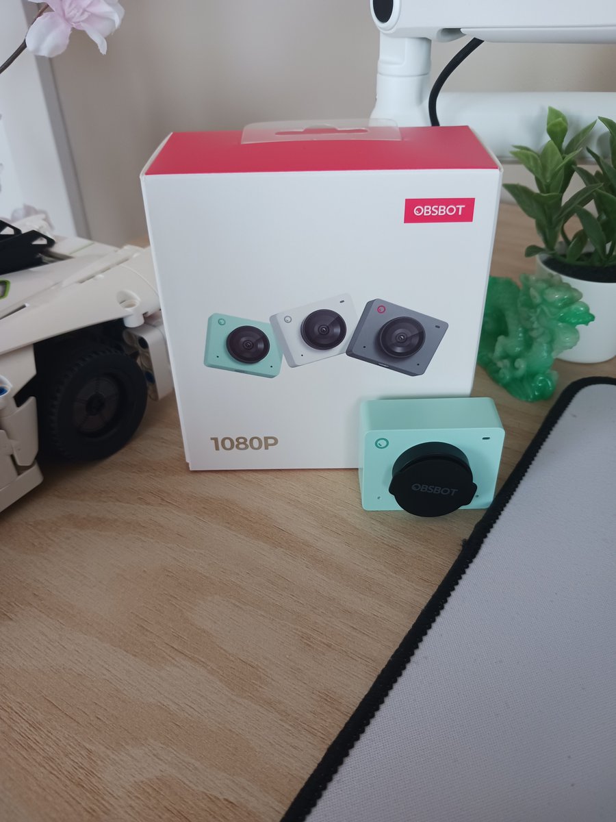 Shoutout <a href="/OBSBOT_Official/">OBSBOT</a> &amp; <a href="/PlaIism/">Xen Plalism</a> for sending out the OBSBOT Meet SE! Excited to try this out tonight 👀