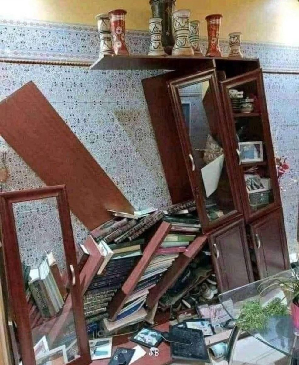 سقطت الكتب، وبقيت الطبول صامدة؛ ليس لأن النجارة سيئة، ولكن لأن الزمن!!! *زمن المطبلين