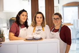 LensofradA's tweet image. Enguany, a L'Ensofrada (13 i 14 de juny a Marçà), comptarem amb la formatgeria Linens (formatgerialinens.com/ca). Són la Mercè, l'Elena i la Marina, tres germanes que un bon dia
es van aventurar a construir una formatgeria artesanal
a Bellmunt del Priorat.

ensofrada.cat