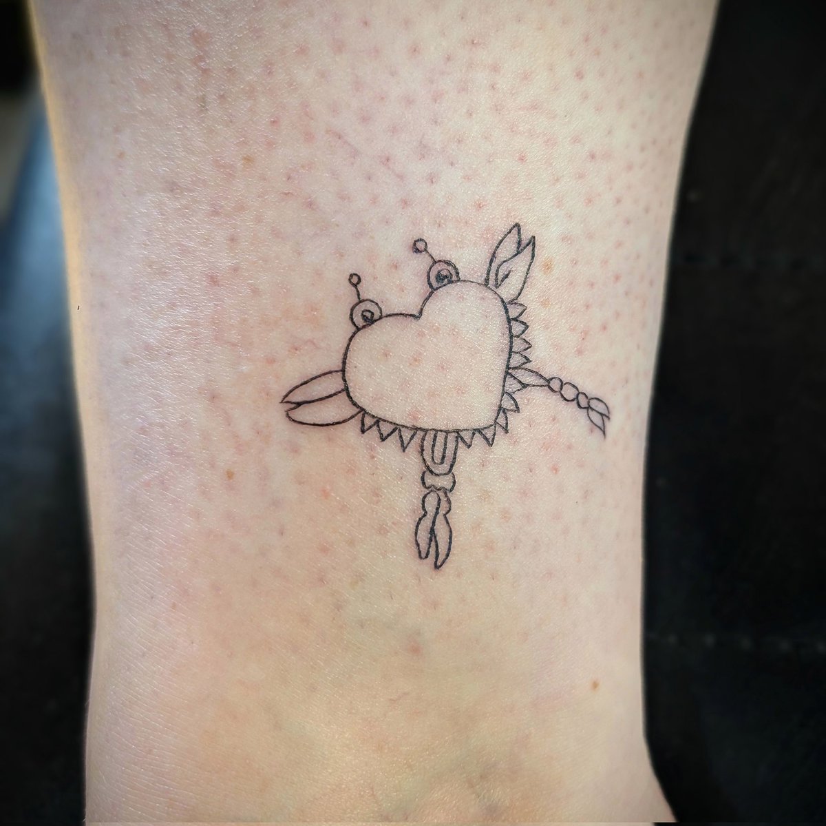 ChipsAndDropkicks (@anddropkicks) on Twitter photo Had my mum in the studio getting tattooed today, while I was tattooing her she was telling me all about the <a href="/robbiewilliams/">Robbie Williams</a> gig she was at last night... Ended up also tattooing one of Robbie's drawings on her... Never thought my mum would have his crabs Had my mum in the studio getting tattooed today, while I was tattooing her she was telling me all about the <a href="/robbiewilliams/">Robbie Williams</a> gig she was at last night... Ended up also tattooing one of Robbie's drawings on her... Never thought my mum would have his crabs