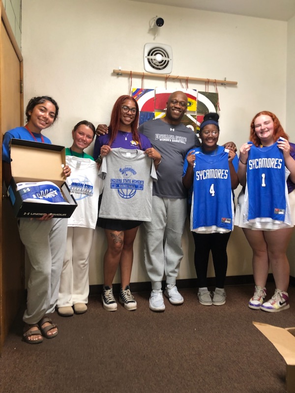 IndStWBB's tweet image. Some things are bigger than basketball 🏀
@mitch_marc took some time today to give back to the Terre Haute community by visiting the 14th and Chestnut Community Center and gifting some gear for the next generation of athletes!
#MarchOn | #ASONE