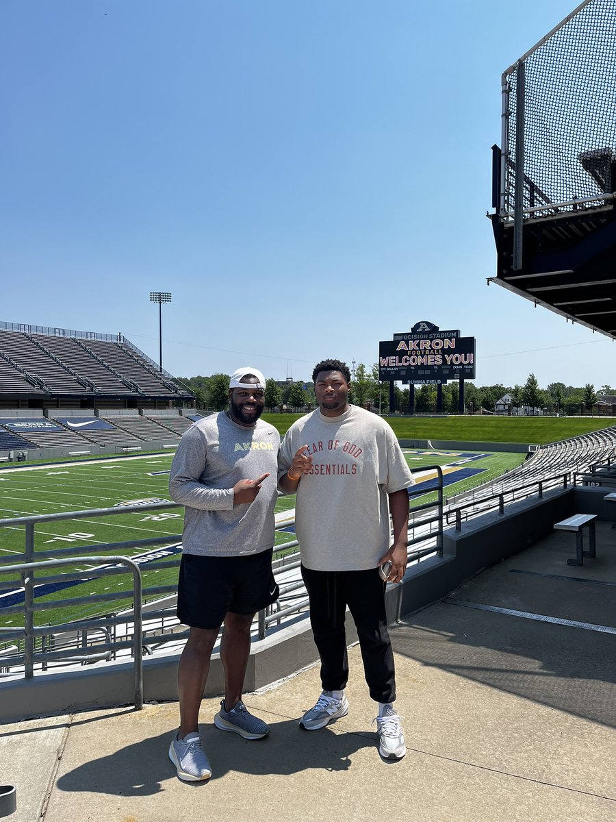 CarlosShird's tweet image. After a great conversation with @RoboLeonard I’m blessed to receive  My 6 Division 1 offer from Akron #AGTG @CoachDan_Y @MSJ_Football @247Hudson @FTRreport